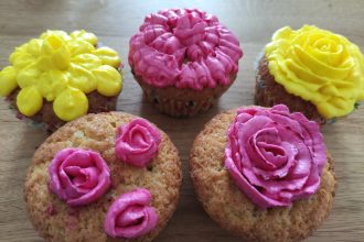 cupcakes rose mascarpone fete des mere anniversaire tuto pas à pas vidéo gourmand idée salon de thé petit déjeuner anniversaire gender reveal baby shower colorant
